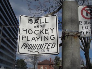 Sign: "Ball hockey prohibited"; Image: Joyce Grant, www.teachkidsnews.com Sign: "Ball hockey prohibited"; Image: Joyce Grant, www.teachkidsnews.com