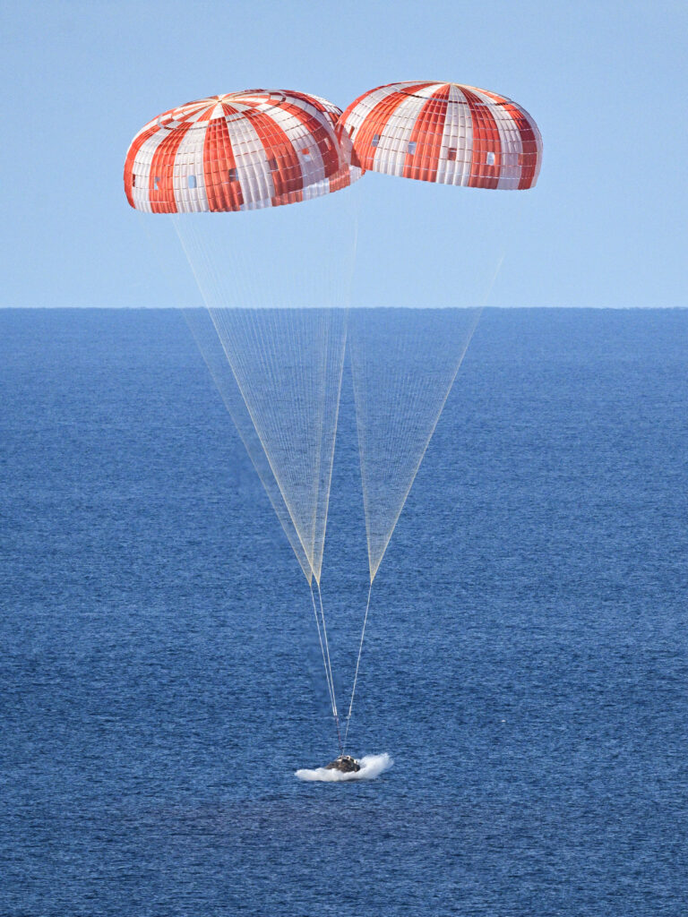 Photo: NASA/Josh Valcarcel; Artemis II splashes down in the Pacific Ocean near Sandigo, California (US) on Friday, April 10, 2026.